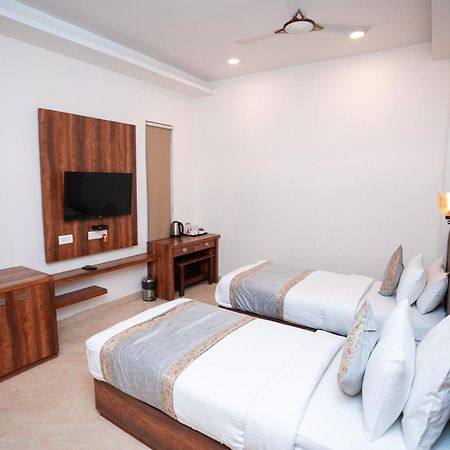 ורנאסי Hotel Radiance Courtyard מראה חיצוני תמונה