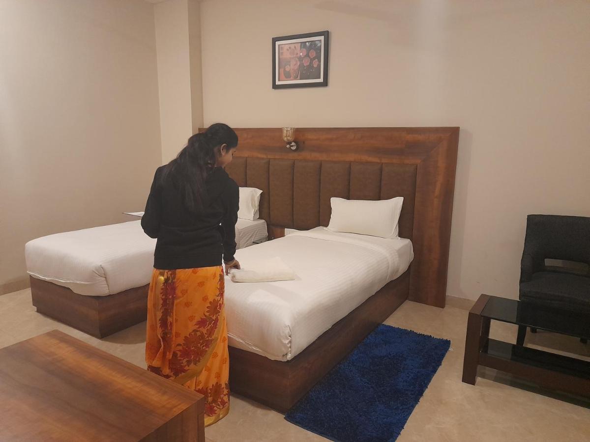 ורנאסי Hotel Radiance Courtyard מראה חיצוני תמונה