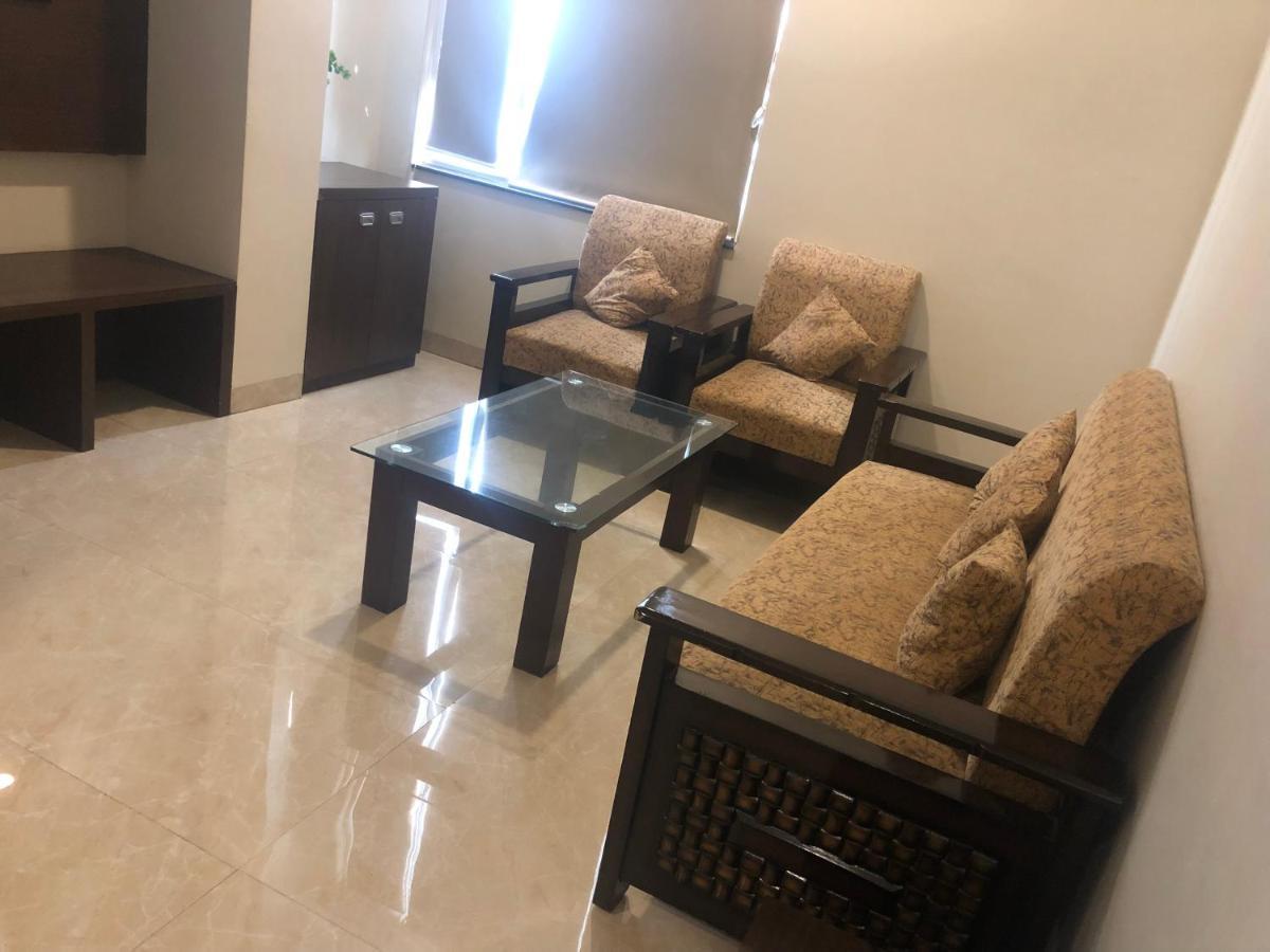 ורנאסי Hotel Radiance Courtyard מראה חיצוני תמונה