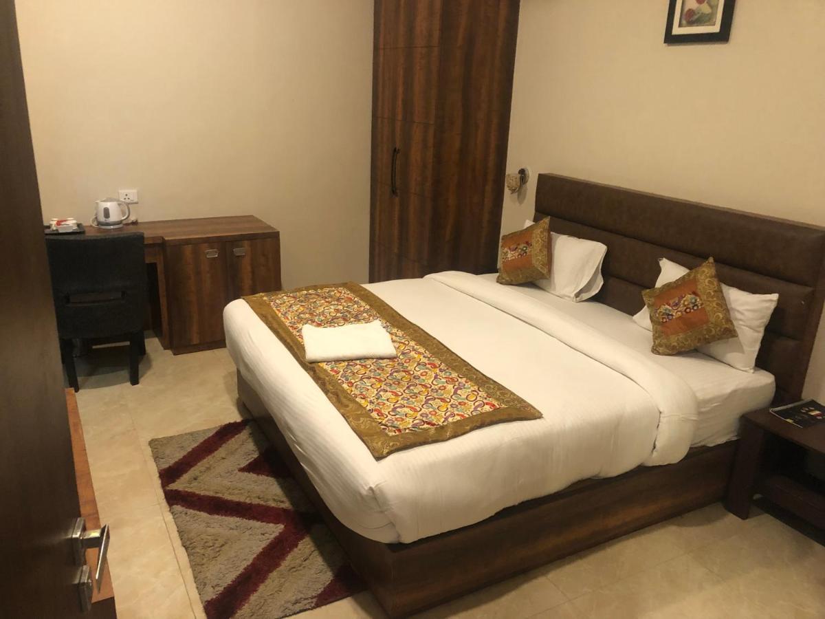 ורנאסי Hotel Radiance Courtyard מראה חיצוני תמונה