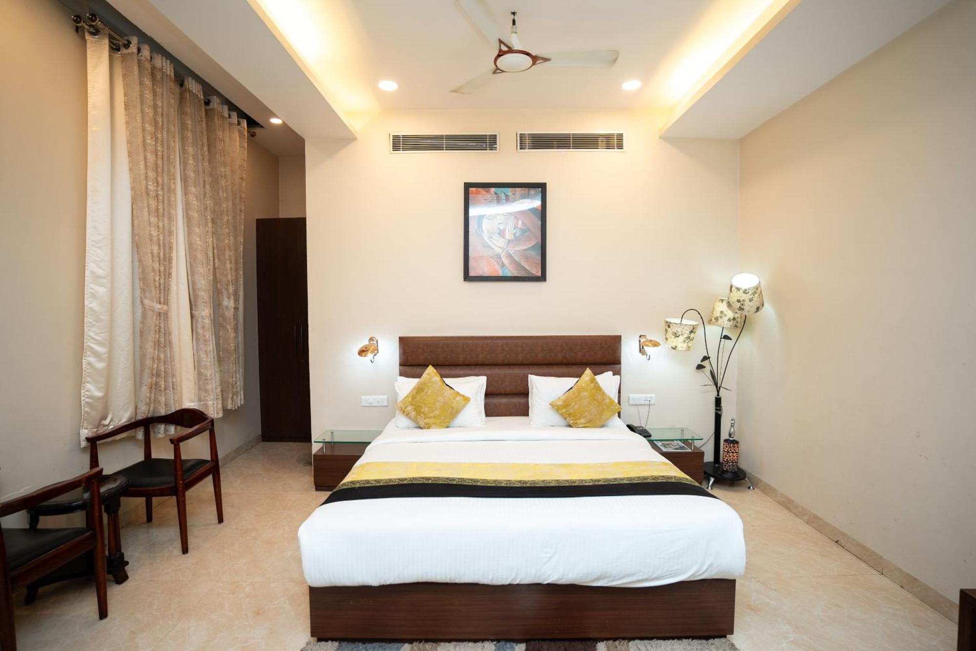 ורנאסי Hotel Radiance Courtyard מראה חיצוני תמונה