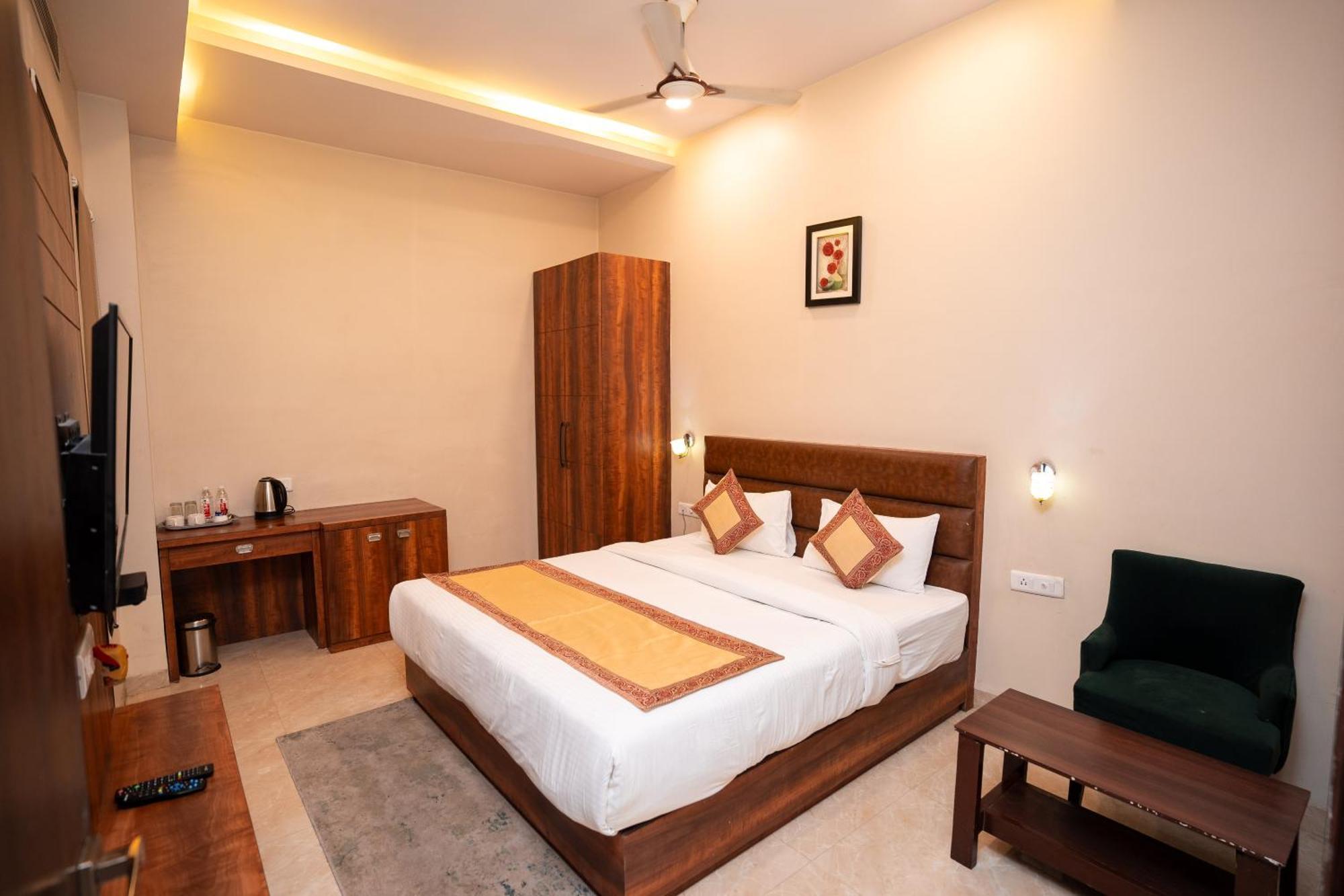 ורנאסי Hotel Radiance Courtyard מראה חיצוני תמונה