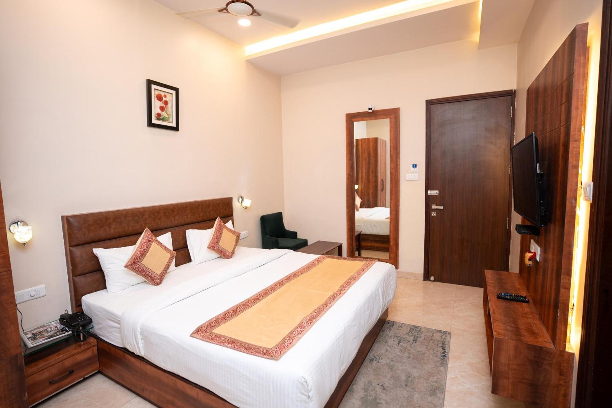 ורנאסי Hotel Radiance Courtyard מראה חיצוני תמונה