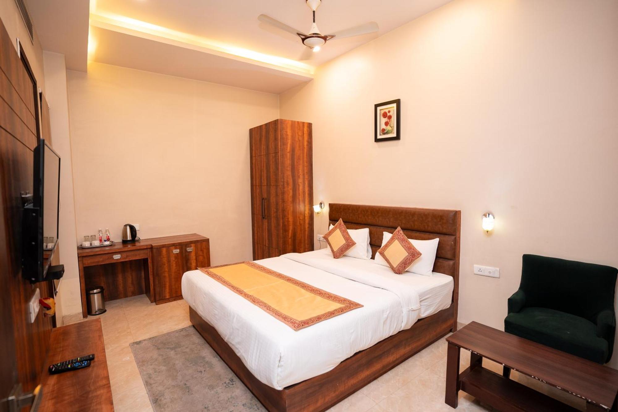 ורנאסי Hotel Radiance Courtyard מראה חיצוני תמונה