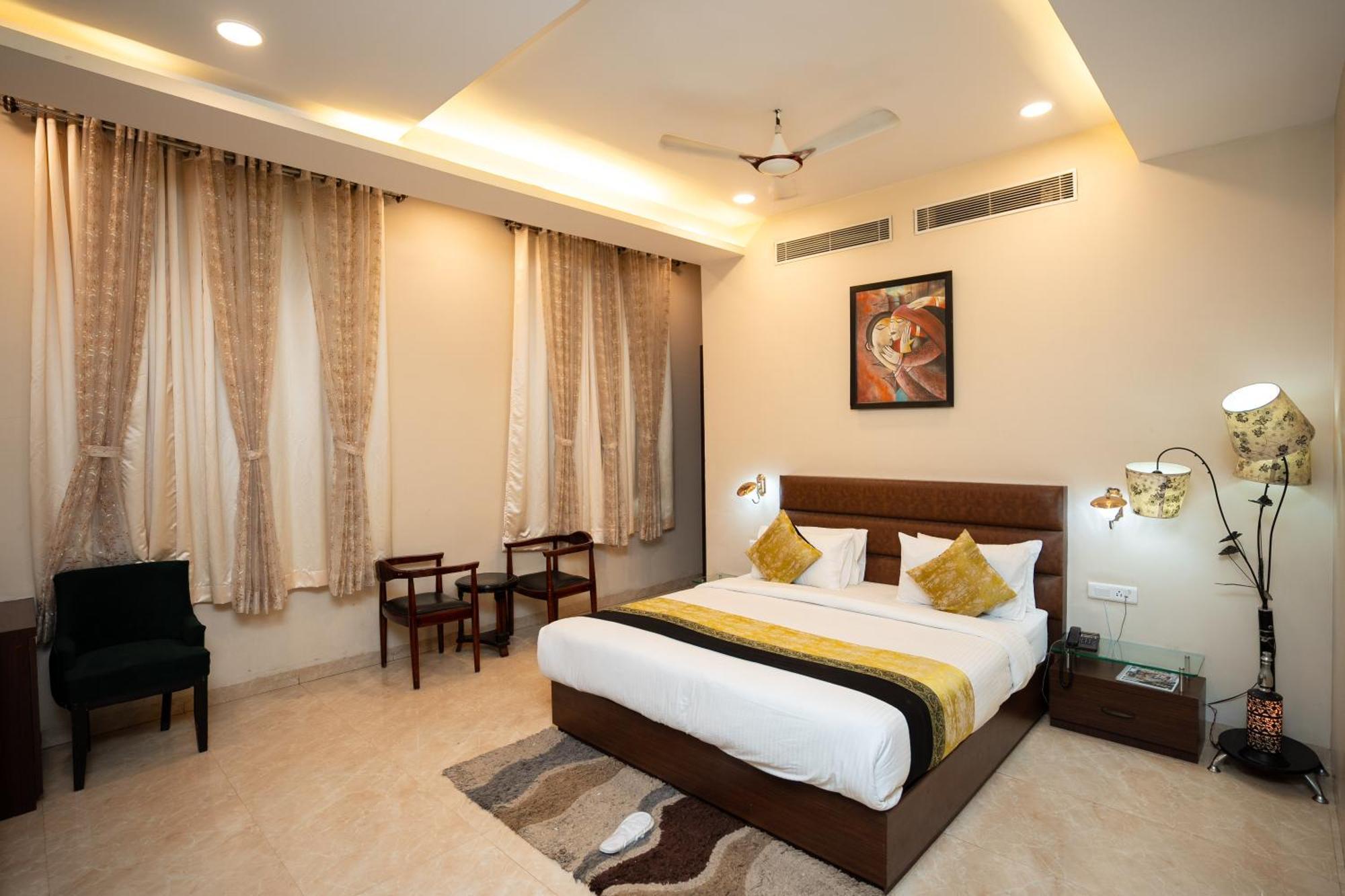ורנאסי Hotel Radiance Courtyard מראה חיצוני תמונה