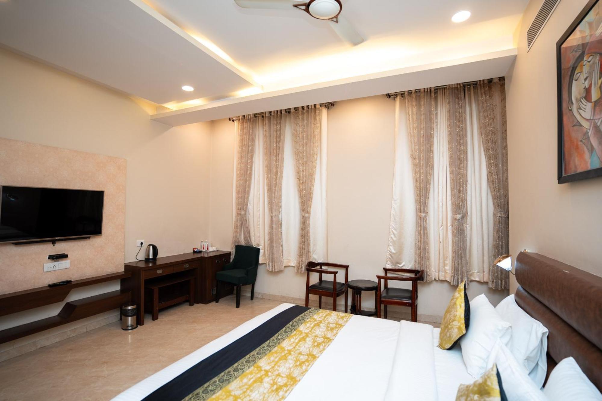 ורנאסי Hotel Radiance Courtyard מראה חיצוני תמונה