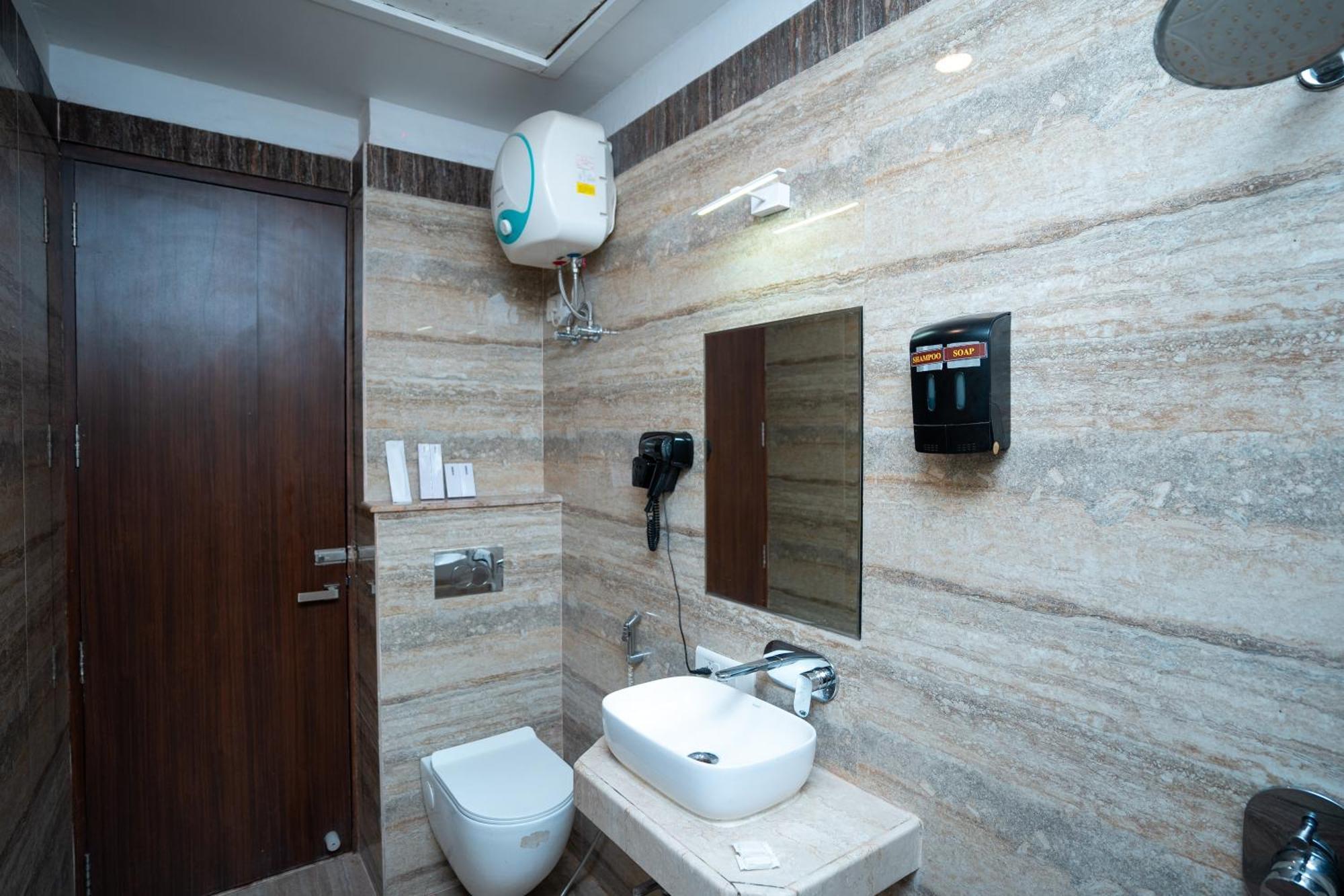 ורנאסי Hotel Radiance Courtyard מראה חיצוני תמונה