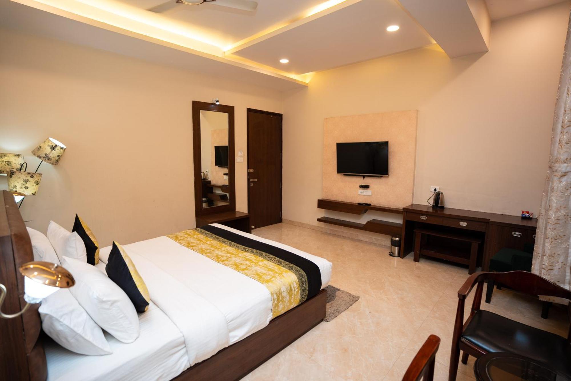 ורנאסי Hotel Radiance Courtyard מראה חיצוני תמונה