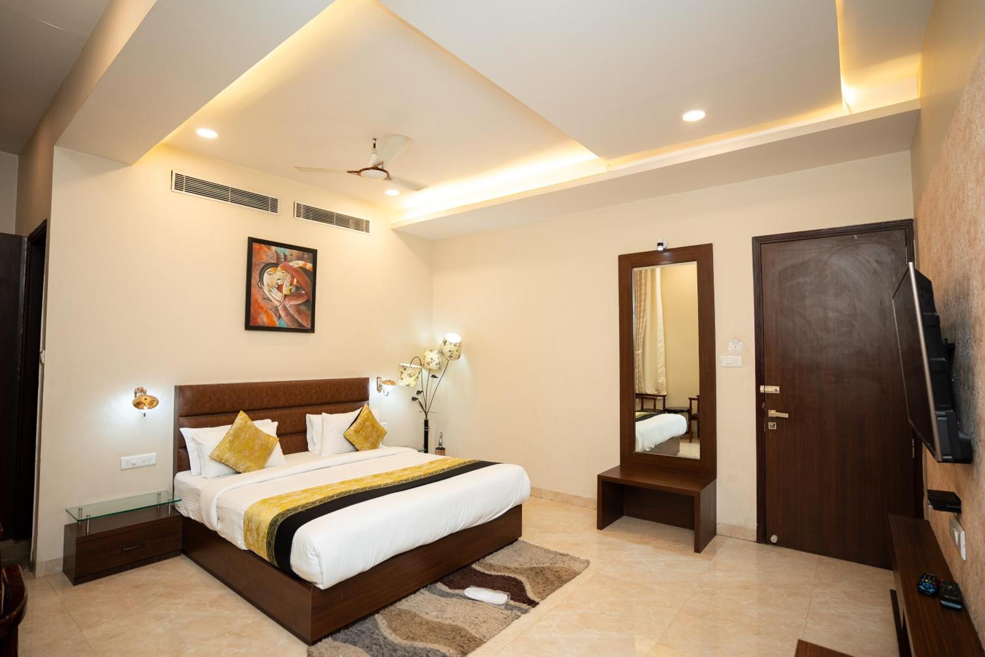 ורנאסי Hotel Radiance Courtyard מראה חיצוני תמונה