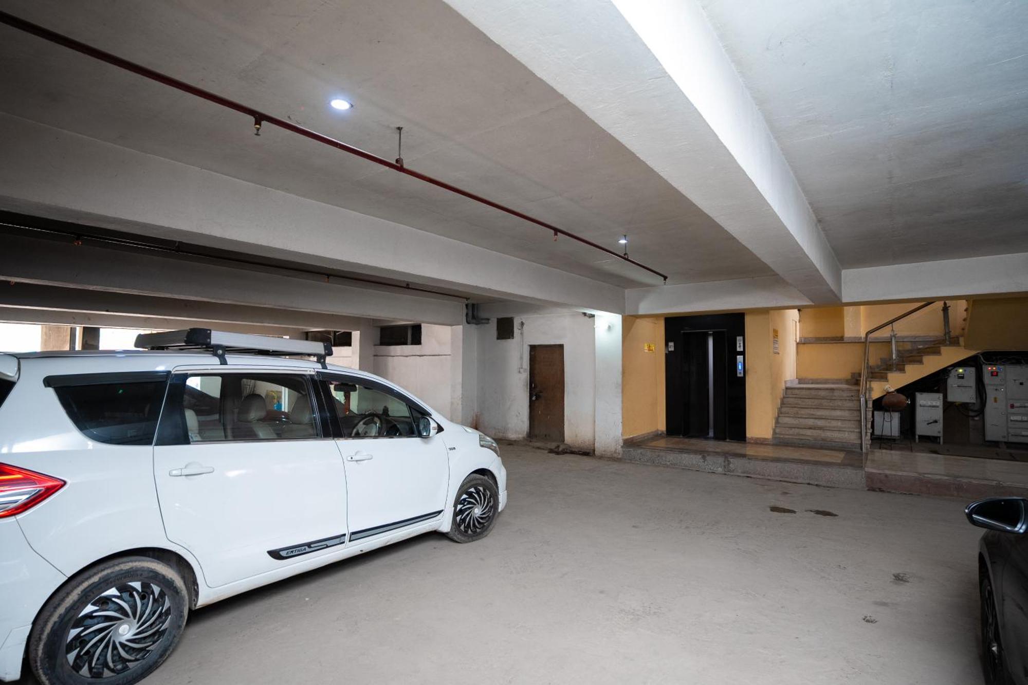 ורנאסי Hotel Radiance Courtyard מראה חיצוני תמונה