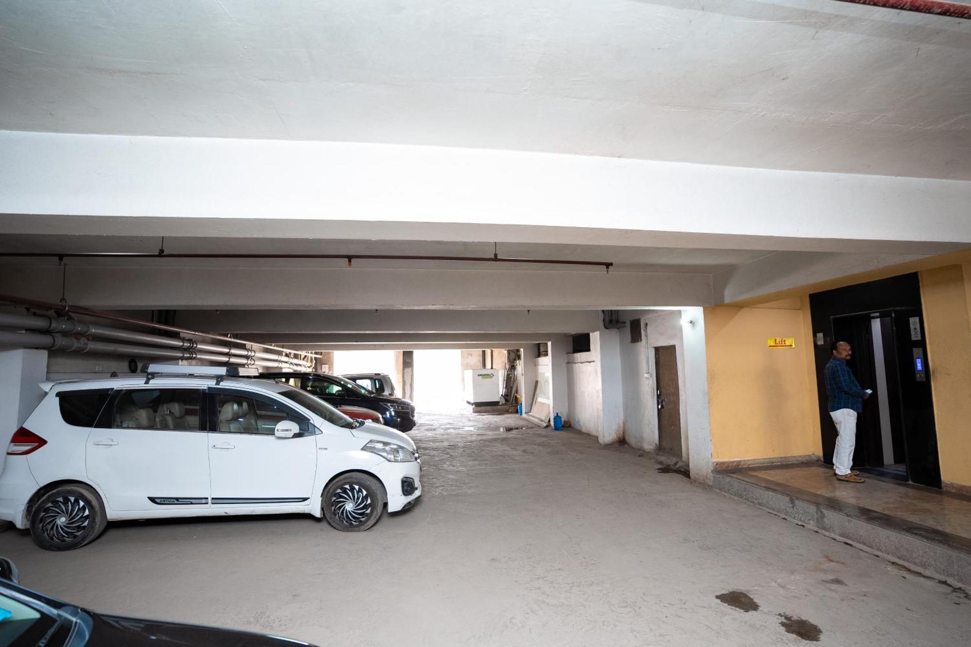 ורנאסי Hotel Radiance Courtyard מראה חיצוני תמונה