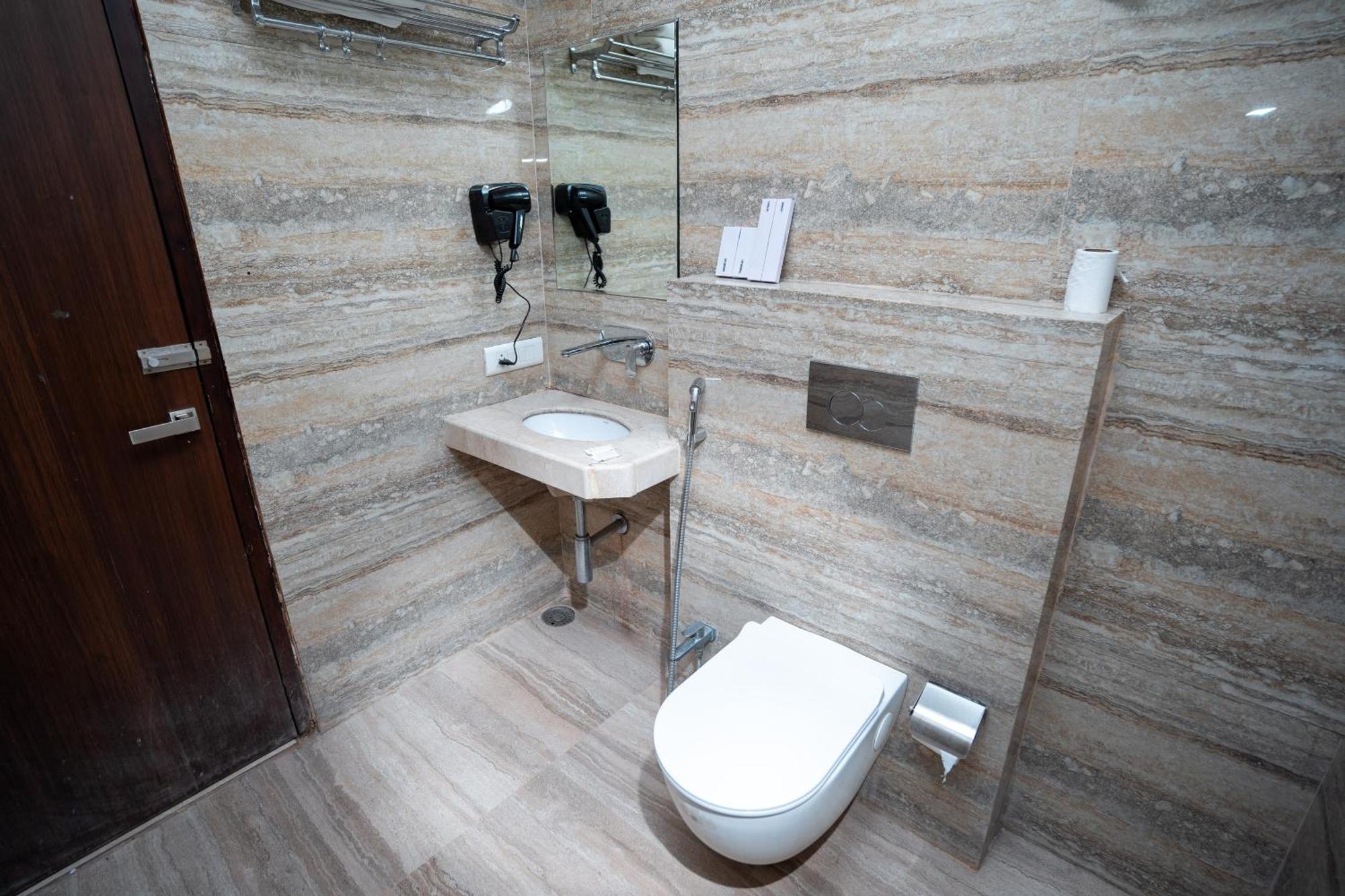 ורנאסי Hotel Radiance Courtyard מראה חיצוני תמונה