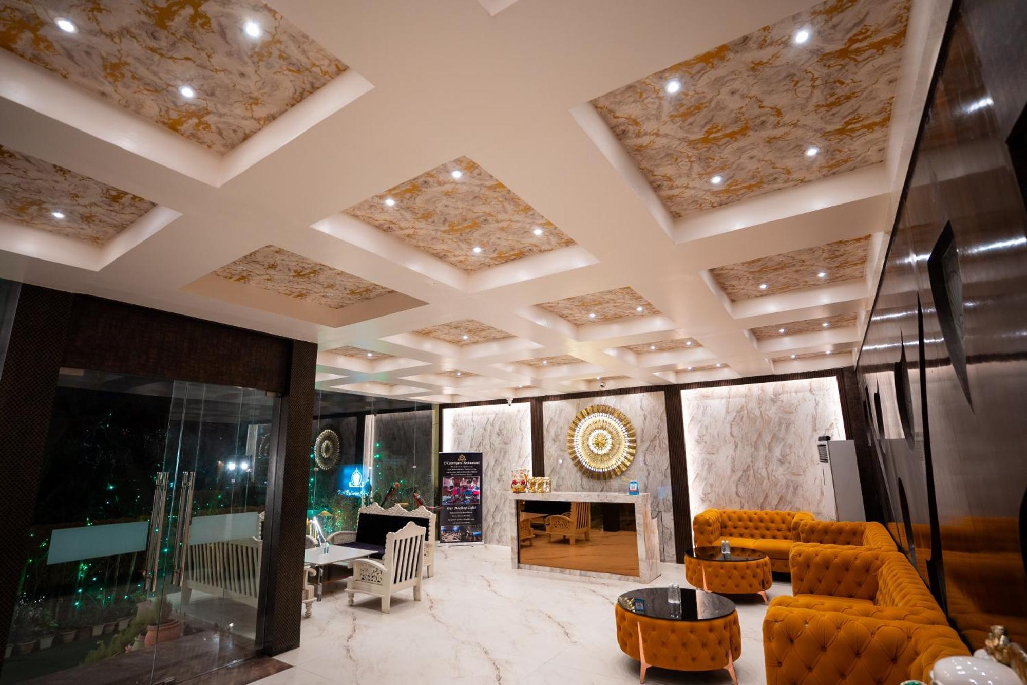 ורנאסי Hotel Radiance Courtyard מראה חיצוני תמונה