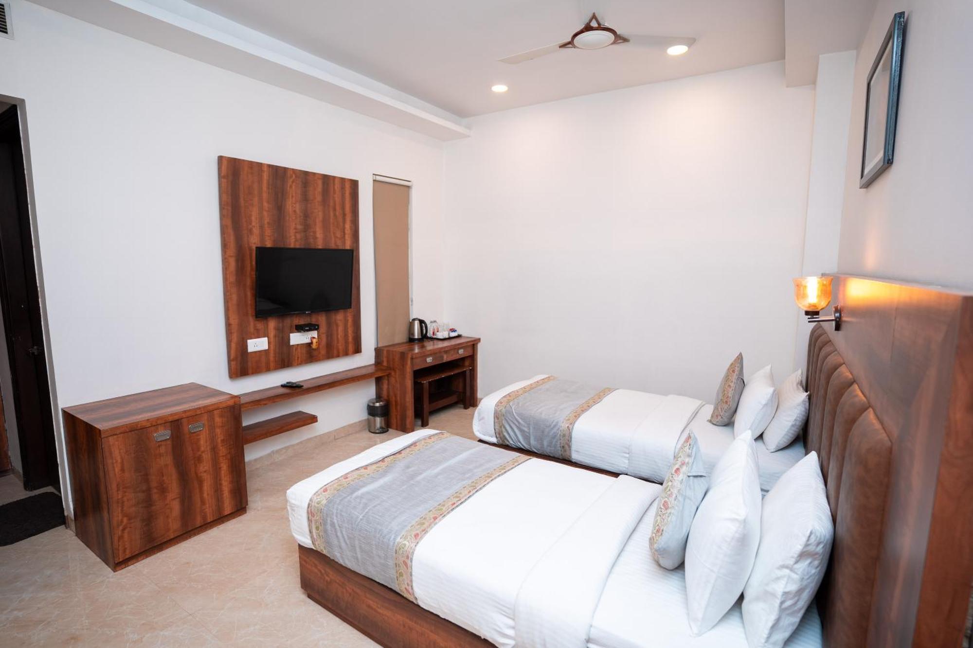 ורנאסי Hotel Radiance Courtyard מראה חיצוני תמונה
