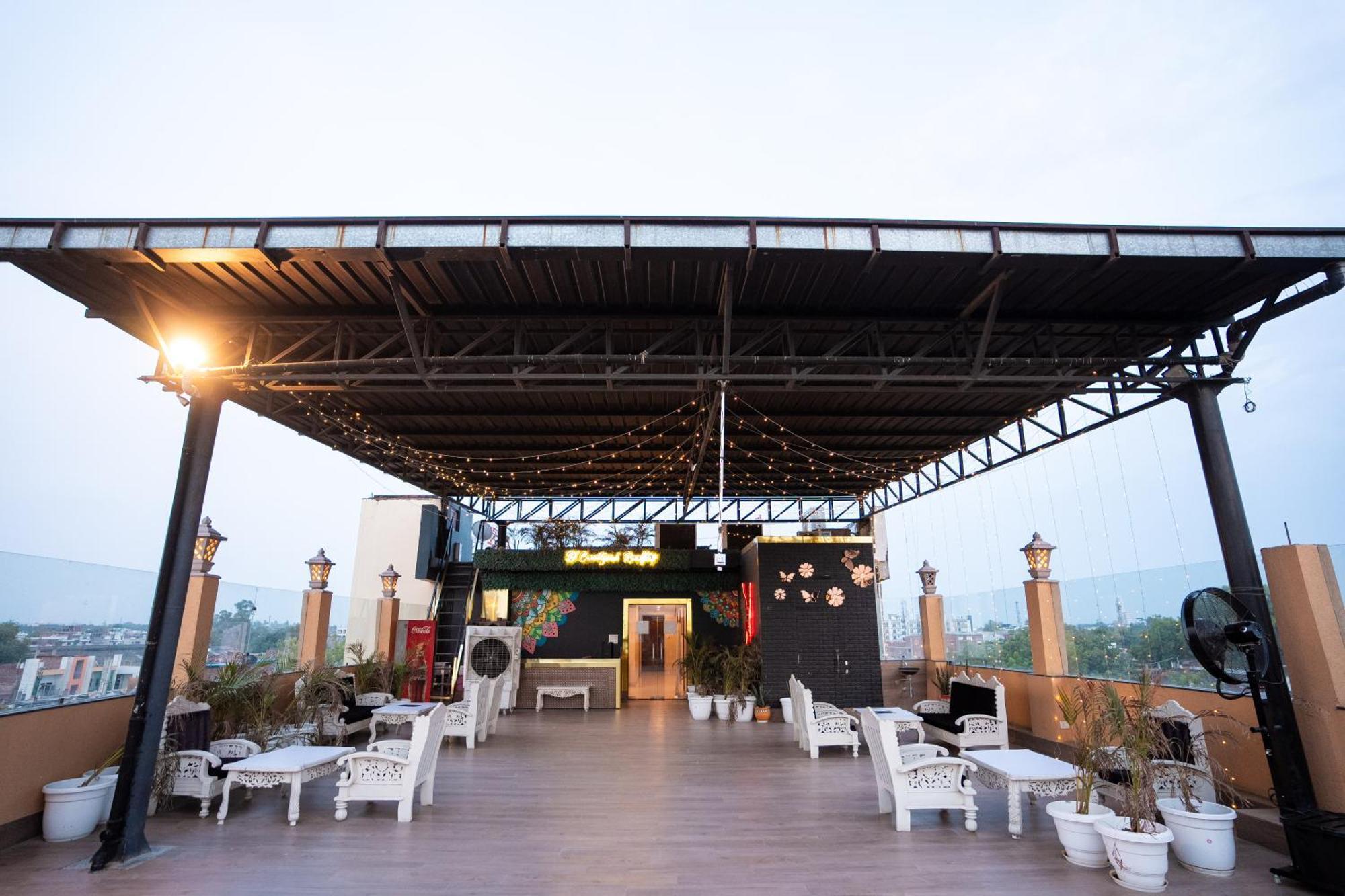 ורנאסי Hotel Radiance Courtyard מראה חיצוני תמונה