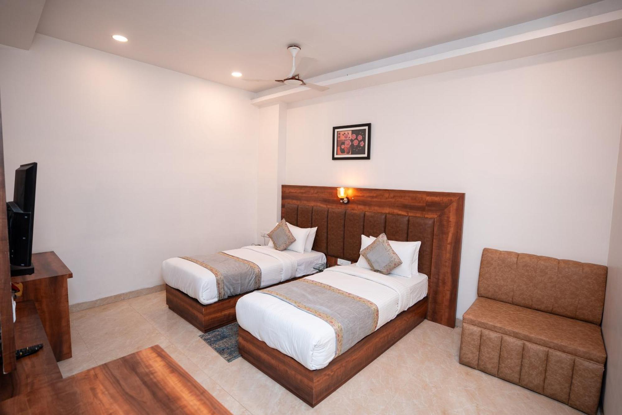 ורנאסי Hotel Radiance Courtyard מראה חיצוני תמונה