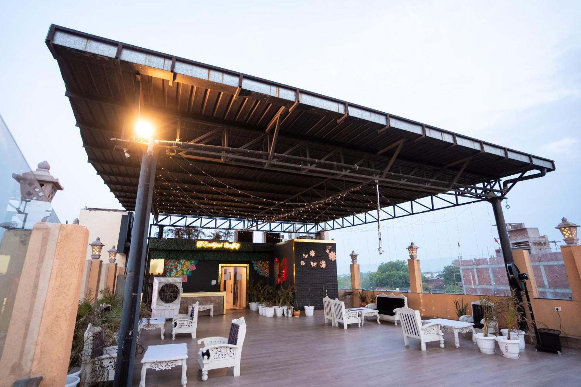 ורנאסי Hotel Radiance Courtyard מראה חיצוני תמונה