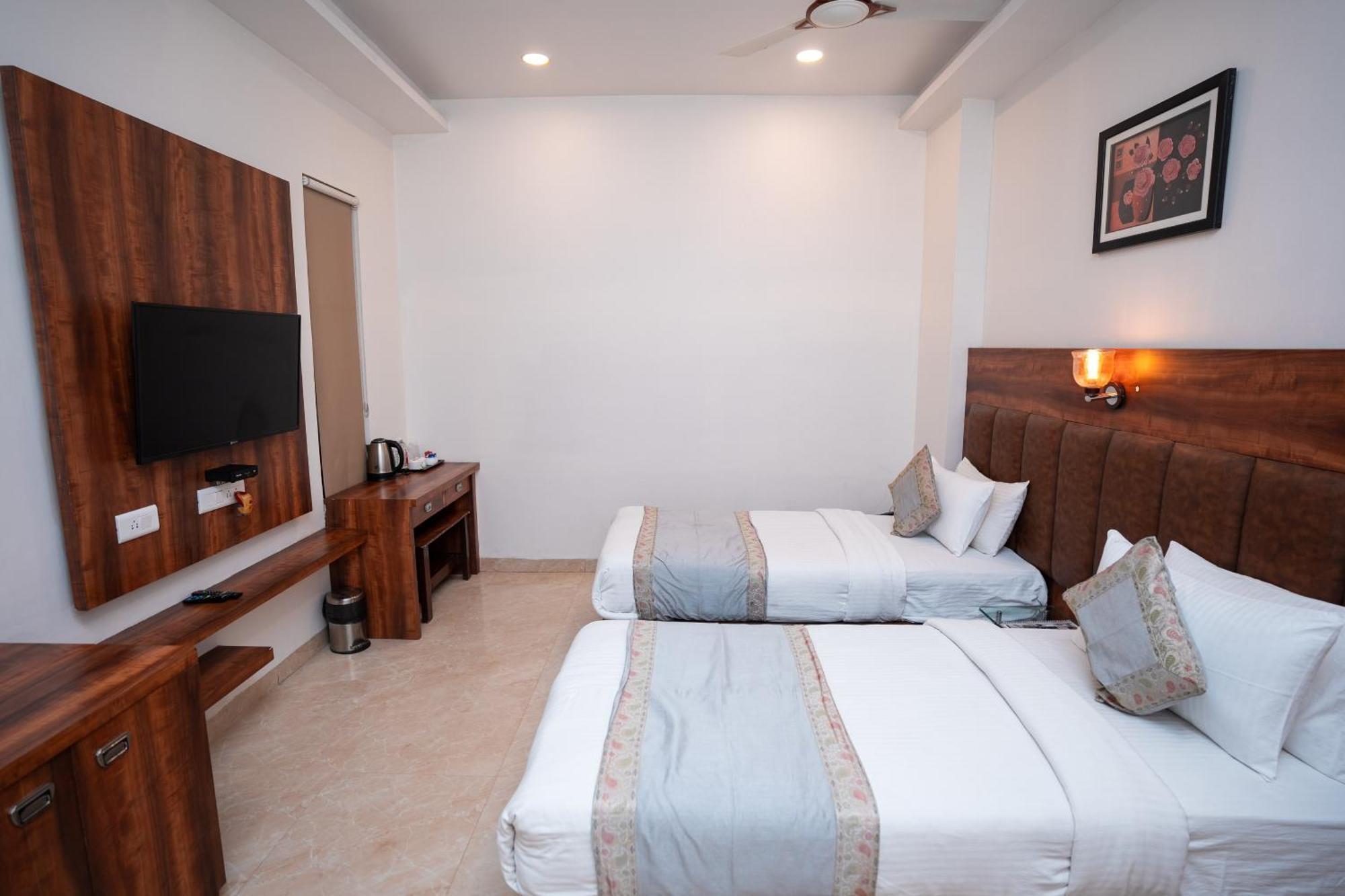 ורנאסי Hotel Radiance Courtyard מראה חיצוני תמונה