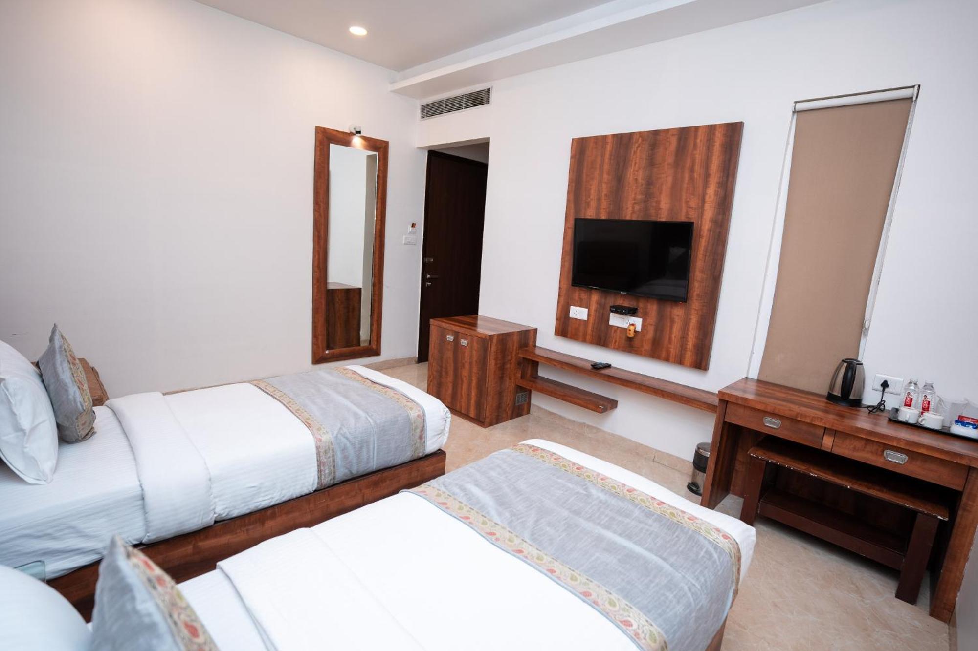 ורנאסי Hotel Radiance Courtyard מראה חיצוני תמונה