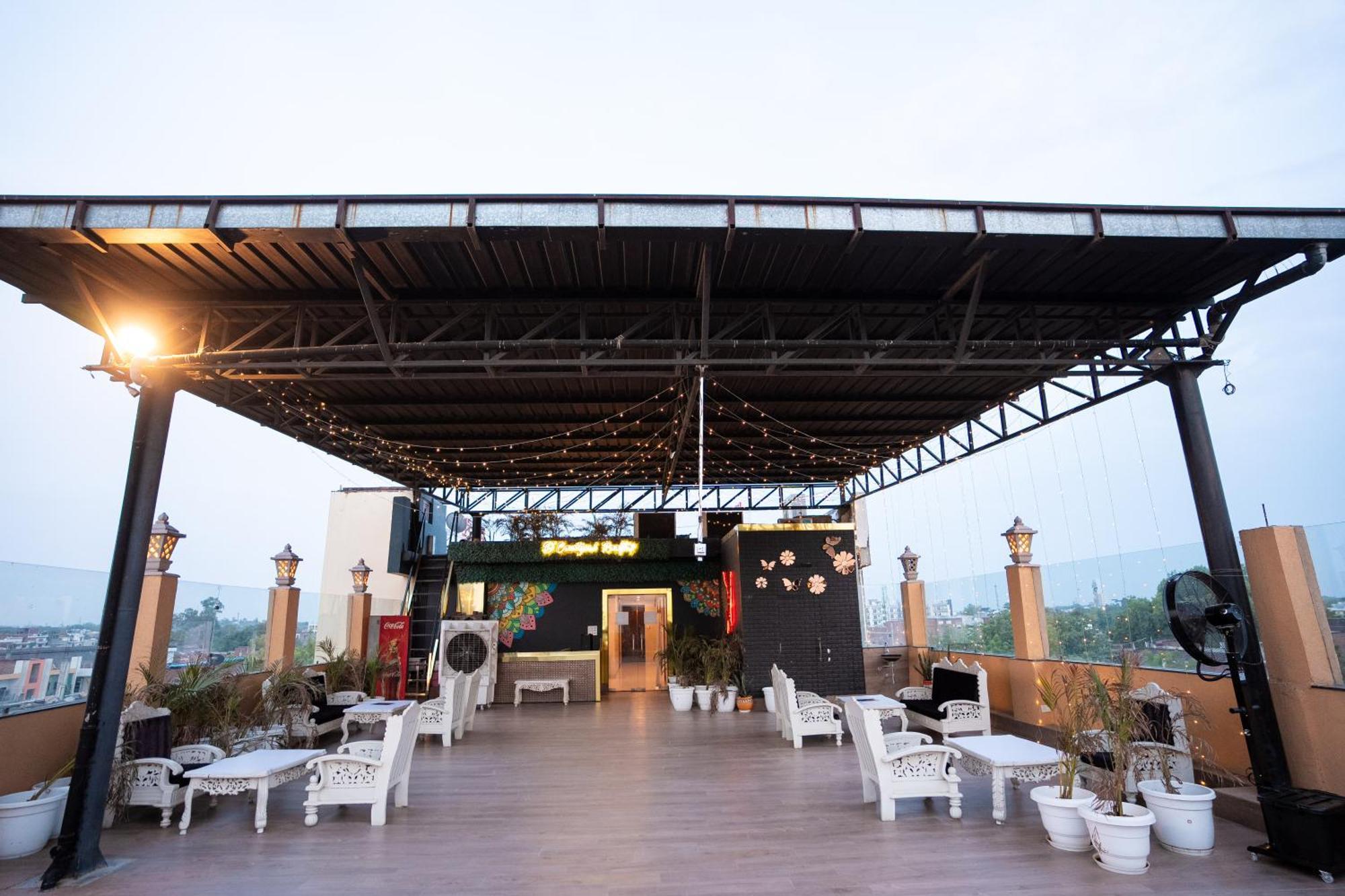 ורנאסי Hotel Radiance Courtyard מראה חיצוני תמונה