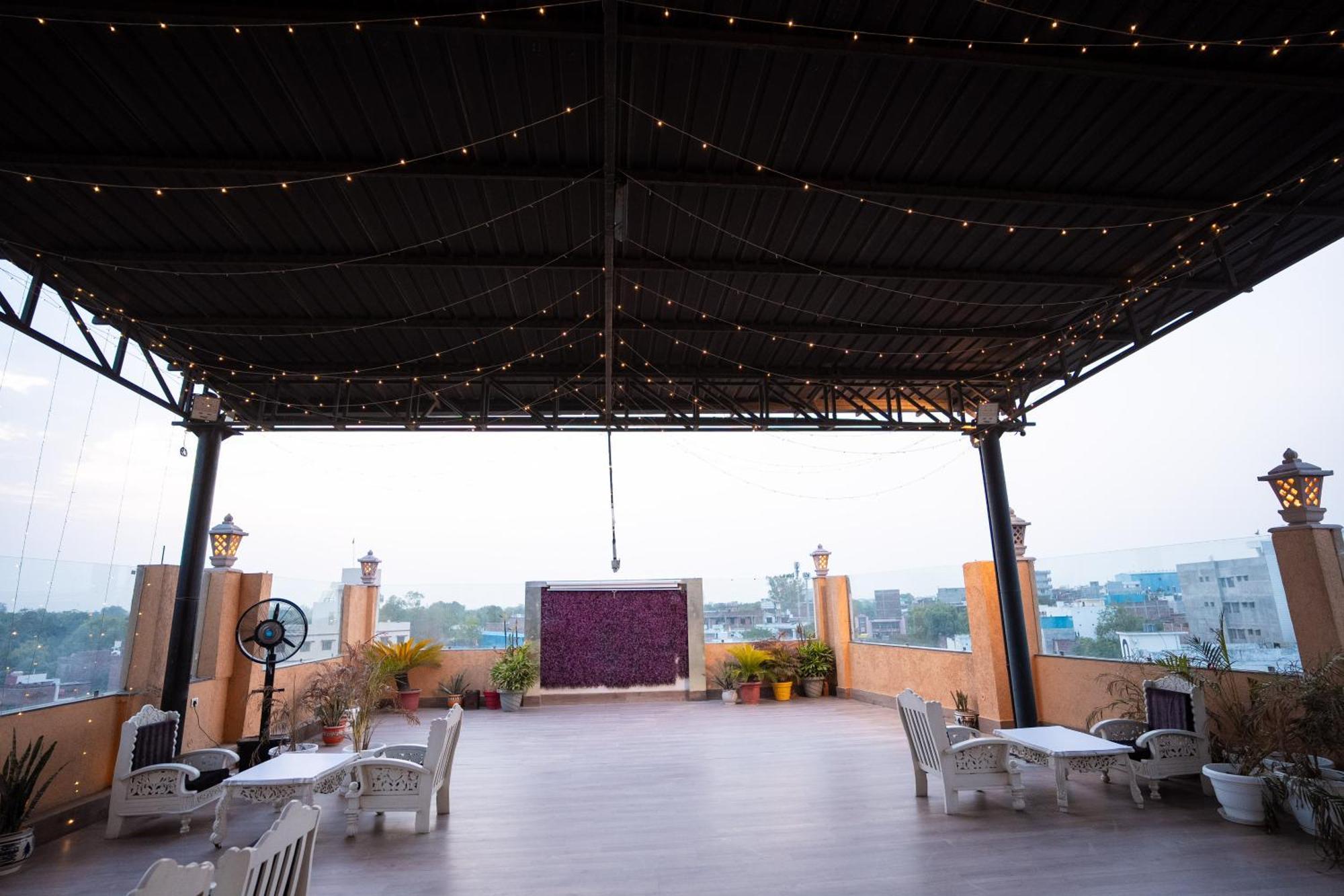 ורנאסי Hotel Radiance Courtyard מראה חיצוני תמונה