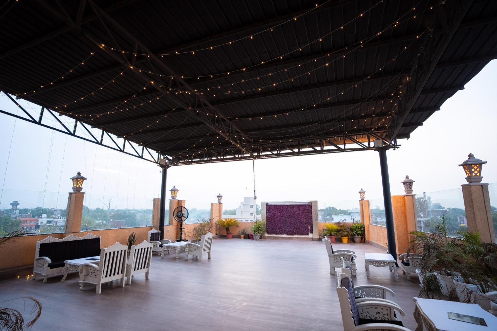 ורנאסי Hotel Radiance Courtyard מראה חיצוני תמונה