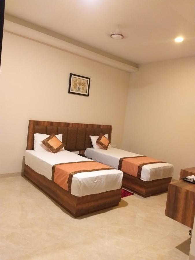 ורנאסי Hotel Radiance Courtyard מראה חיצוני תמונה